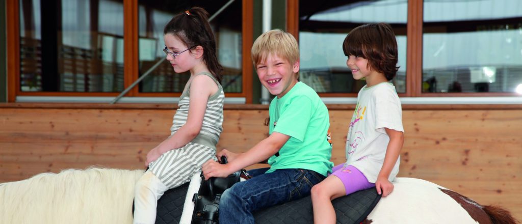 Therapeutische Reiten macht Kindern Spaß.