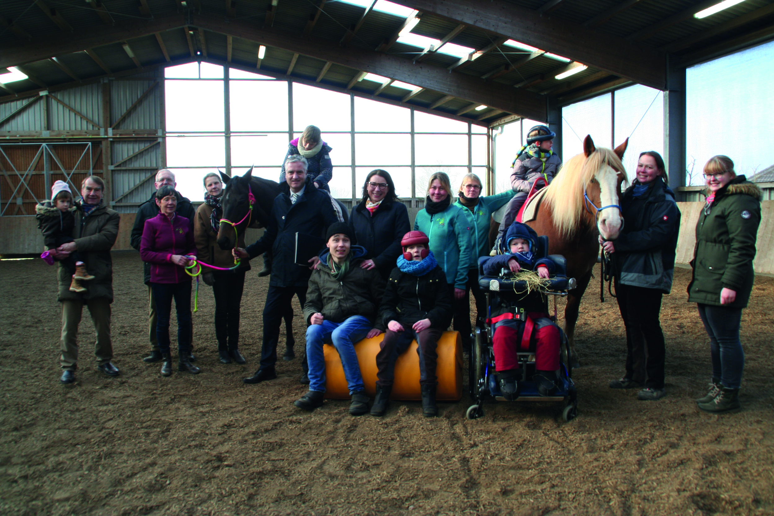 Eine Gruppe von Menschen, denen Therapeutisches Reiten Spaß macht.